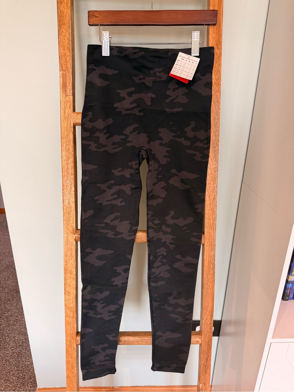 Spanx Look At Me Now Black Camo Leggings Size Small NWT